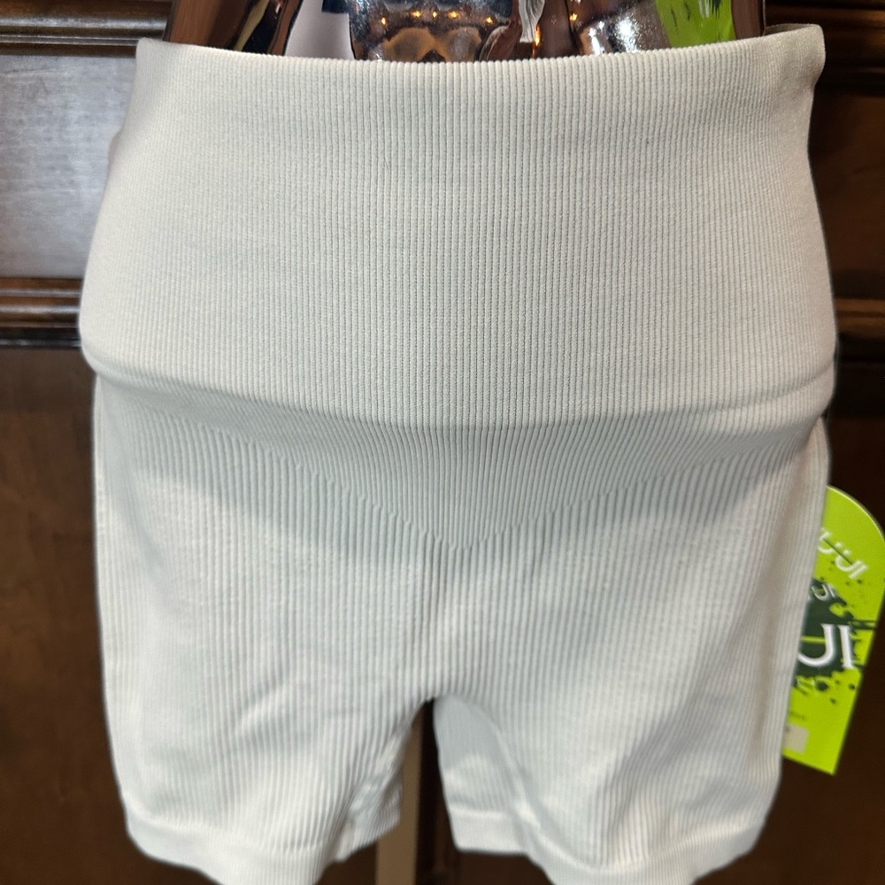 NWT SIZE M Cream Mid-Thigh Athletic Shorts and top with Stretch Fabric - Picture 3 of 8